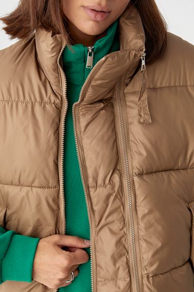 Жіноча тепла подовжена жилетка - коричневий цвет, M (є розміри) | Зображення 3