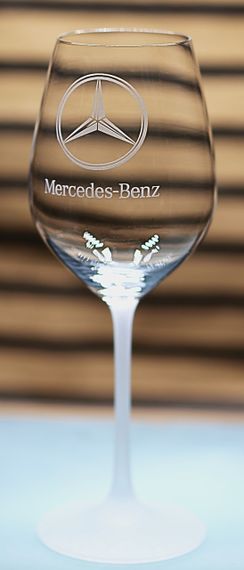 Винный бокал 480 мл с гравировкой Мерседес Mercedes-Benz подарок для автолюбителя стеклянный фужер с логотипом | Зображення 2
