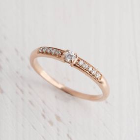 Золотое женское кольцо с фианитами 22