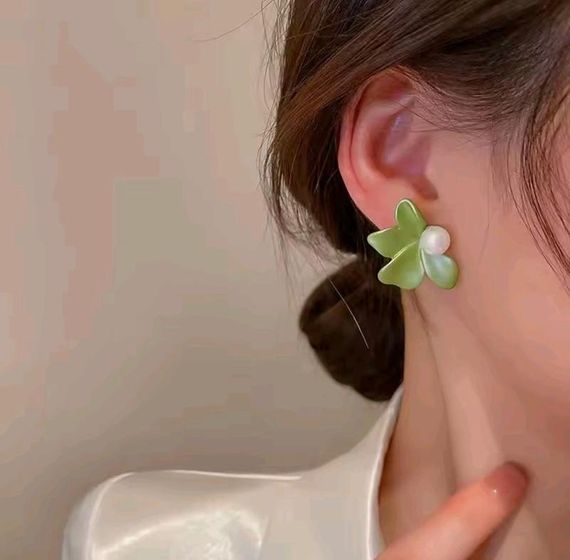 Сережки с зелеными перламутровыми цветами, сережки с цветочками, сережки "цветы", серёжки, серьги | Зображення 2