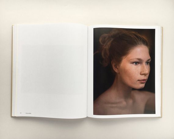 Известные фотографы современности книга фотографий Моны Кун Mona Kuhn "Works" подарочные книги для фотографов | Зображення 7