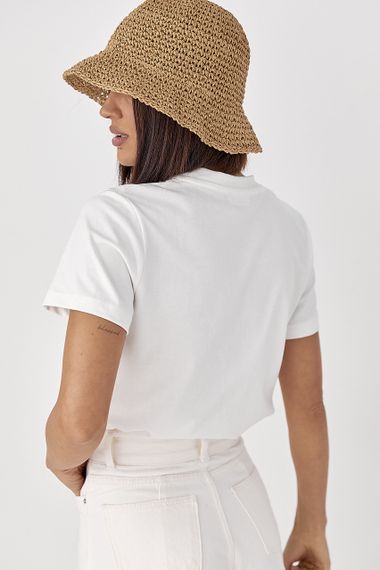 Трикотажна футболка з вишитою полуницею - молочний цвет, M (є розміри) | Зображення 1