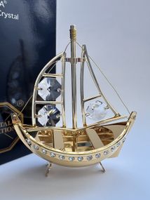 Кришталева мініатюра ручної роботи зі стразами Swarovski: Білий вітрильник, 10 см