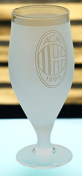 Пивной бокал 500 мл ФК Милан AC Milan на ножке с гравировкой подарок кружка фаната футбола | Зображення 1