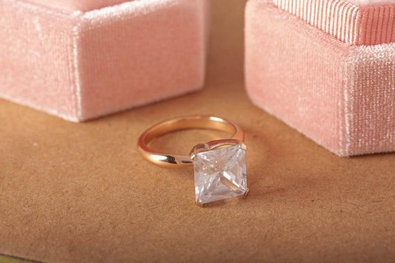 Кольцо из красного и белого золота с квадратным камнем 21.5 | Зображення 4