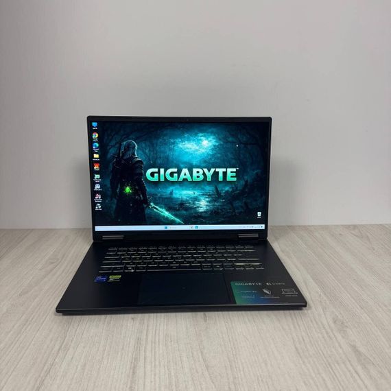 Ігровий ноутбук Gigabyte A16 CVH / 16" (2560x1600) IPS / Intel Core i7-13620H (10 (16) ядер по 2,4 - 4,9 ГГц) / 16 ГБ DDR5 / 1000 ГБ SSD NVMe / nVidia GeForce RTX 5060, 8 ГБ GDDR7, 128-біт / WebCam б/в | Зображення 1