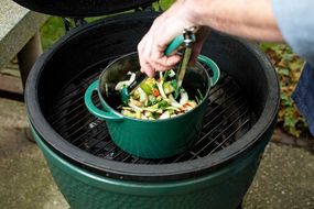 Жарівня (котел) кругла для гриля Big Green Egg 4л 117045 Код: 004659