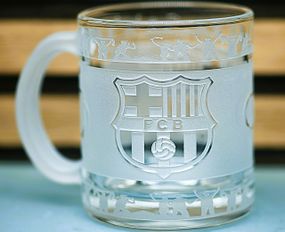 Подарочная стеклянная чашка для чая и кофе 320 мл с  гравировкой лого футбольного клуба ФК Барселона круговая