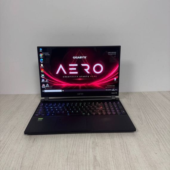 Ігровий ультрабук Б-клас Gigabyte Aero 15 OLED YC / 15.6" (3840x2160) OLED / Intel Core i7-10850H (6 (12) ядер по 2.7 - 5.1 GHz) / 16 GB DDR4 / 512 GB SSD / nVidia GeForce RTX 3080, 8 GB GDDR6, 256-bit / WebCam б/в | Зображення 1
