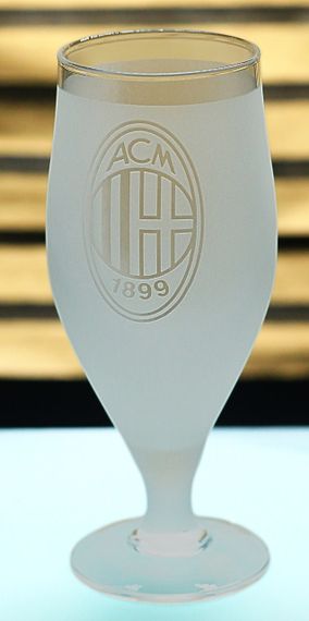 Пивний келих 500 мл ФК Мілан AC Milan на ніжці з гравіюванням  подарунок кружка фанату футболу | Зображення 2