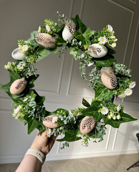 Пасхальный декоративный венок на дверь с яйцами, ромашками и весенней зеленью, 45 см | Зображення 2