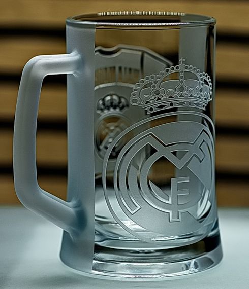 Пивний келих 660 мл Реал Мадрид з гравіюванням подарунок для фана ФК Real Madrid футбольний кухоль з футболкою | Зображення 1