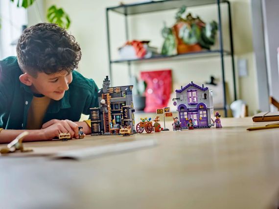 Конструктор LEGO Harry Potter Крамниці Олівандера й мантій від Мадам Малкін 76439 | Зображення 9