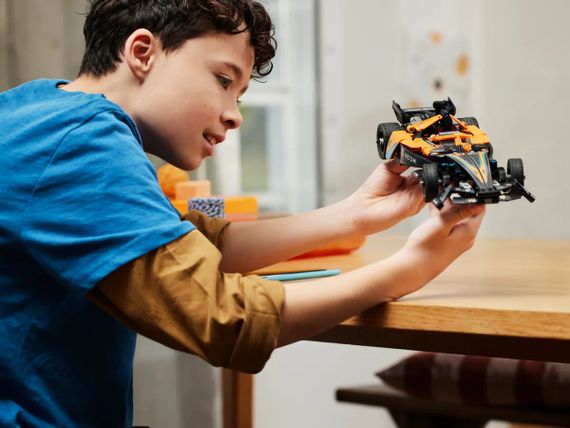 Конструктор LEGO Technic Автомобіль для перегонів NEOM McLaren Formula E 42169 | Зображення 7