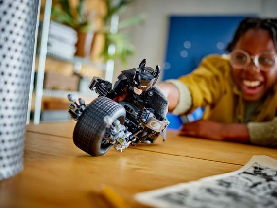 Конструктор LEGO Batman Фігурка Бетмена для складання і бетцикл (76273) | Зображення 8
