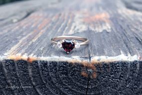 Женское золотое кольцо с гранатом в форме сердца 15.5