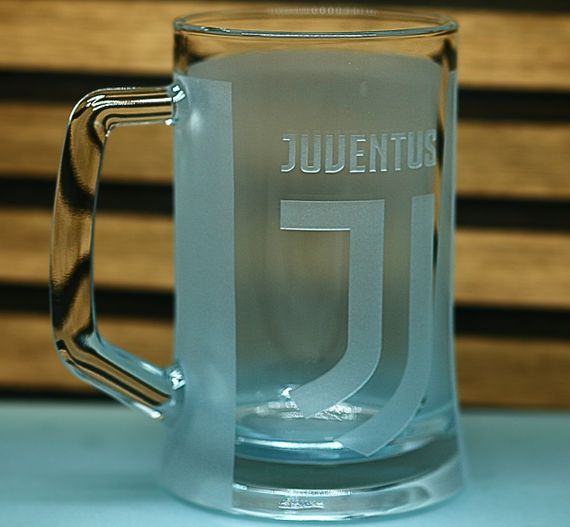 Подарунковий пивний келих з ручкою 670 мл з 3Д гравіюванням лого футбольного клубу ФК Ювентус FC Juventus | Зображення 1