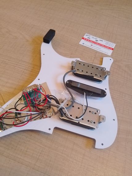 Пікгард для електогітари HSH Fender Stratocaster ST China білий із датчиками | Зображення 9