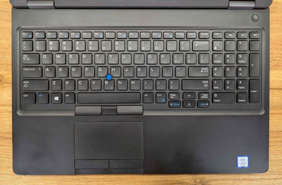 Ультрабук Dell Latitude 5590 / 15.6" (1366x768) TN / Intel Core i5-7300U (2 (4) ядра по 2.6 - 3.5 GHz) / 8 GB DDR4 / 256 GB SSD / Intel HD Graphics 620 / HDMI / WebCam / Windows 10 б/в + Подарунок Бездротова миша / USB | Зображення 2