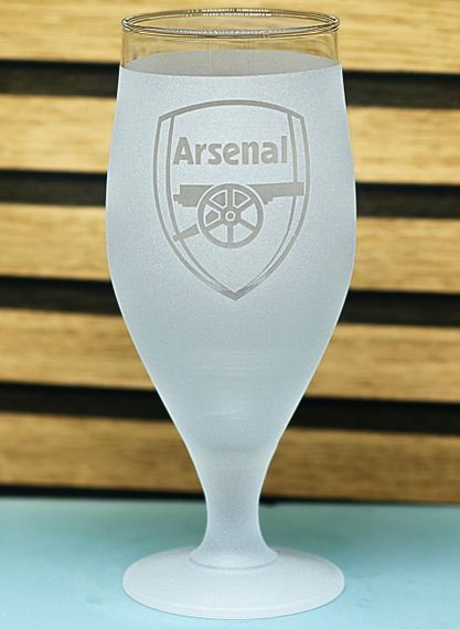 Пивний келих 500 мл ФК Арсенал Arsenal на ніжці з гравіюванням  подарунок кружка фанату футболу