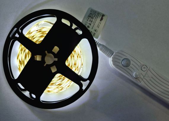 Светодиодная лента LED 5 вольт 3 метра на батарейках с датчиком движения, SMD 2835 нейтральный свет