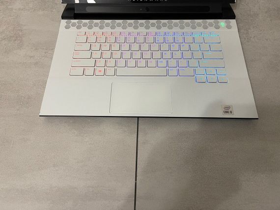 Игровой ноутбук Dell Alienware 15 R3 / 15.6" (3840x2160) OLED / Intel Core i9-10980HK (8 (16) ядер по 2.4 - 5.3 GHz) / 32 GB DDR4 / 512 GB SSD / nVidia GeForce RTX 2080 Super Max-Q, 8 GB GDDR6, 256-bit / WebCam б/у + Подарок Проводная мышь / USB | Зображення 2