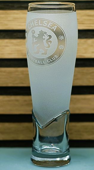 Подарунковий крафтовий келих для пива соку води 440 мл з гравіюванням лого футбольного клубу ФК Челсі матовий | Зображення 2