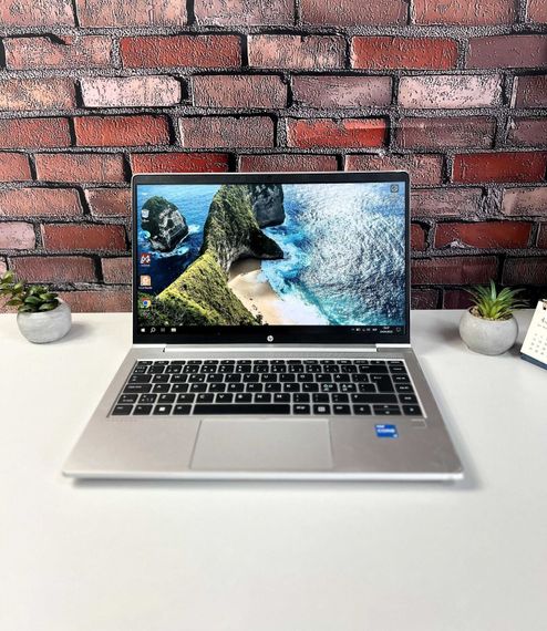 Ультрабук Б-клас HP ProBook 440 G10 / 14" (1920x1080) IPS / Intel Core i3-1315U (6 (8) ядер по 1.2 - 4.5 GHz) / 8 GB DDR4 / 256 GB SSD / Intel UHD Graphics / WebCam б/в + Подарунок Бездротова USB-миша | Зображення 3