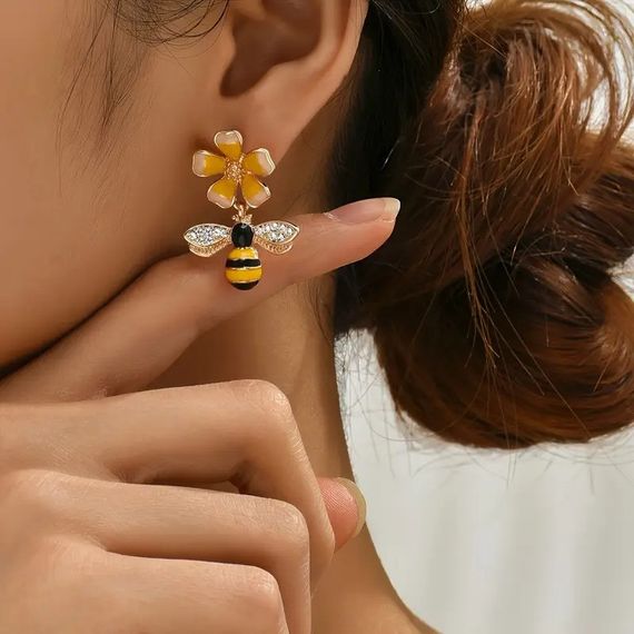 Серьги гвоздики с подвеской Liresmina Jewelry Пчела и Цветок с капельной глазурью 3 см золотистые | Зображення 1