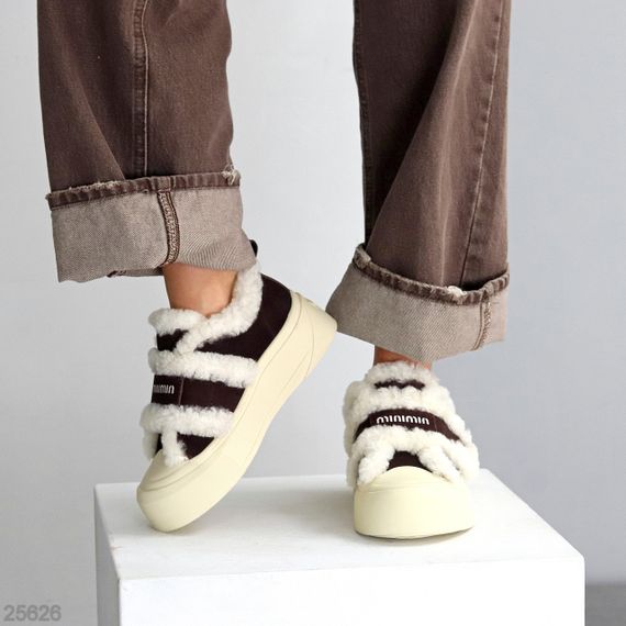 Шоколадные спортивные замшевые зимние автоледи на бежевой подошве | Зображення 7