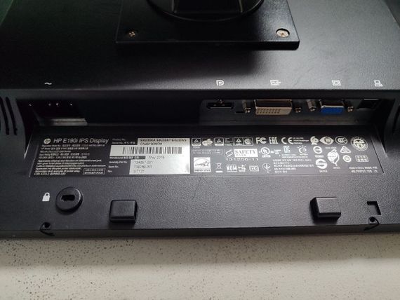 Монітор HP EliteDisplay E190i / 19" (1280x1024) IPS / VGA, DVI, DisplayPort / VESA 100x100 / VGA і кабель живлення в комплекті б/в | Зображення 4