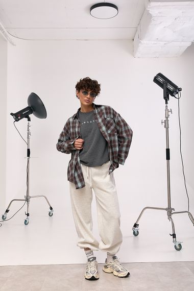 Вільна сорочка в клітинку з написом на спині - коричневий цвет, ONE SIZE (є розміри) | Зображення 2