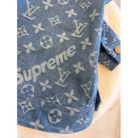 Брендовая джинсовая курточка для собак Louis Vuitton Supreme с белыми логотипами, голубой | Зображення 4