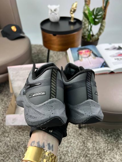 Мужские кроссовки Air Zoom Winflo 8 Shield Dark Grey Space весна / літо / осінь A3645 42 26,5 | Зображення 1