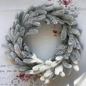 Венок новогодний рождественский Traditional из литой хвои  d-50 см заснеженный