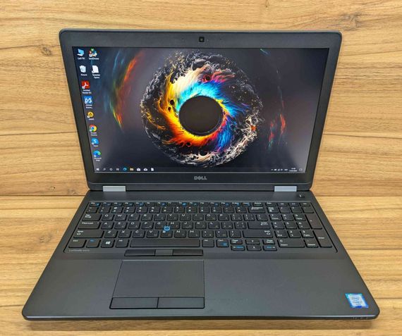 Ноутбук Dell Latitude E5570 / 15.6" (1920x1080) IPS / Intel Core i7-6600U (2 (4) ядра по 2.6 - 3.4 GHz) / 16 GB DDR4 / 512 GB SSD / AMD Radeon R7 M360, 2 GB DDR3, 64-bit / HDMI / WebCam / Windows 10 б/в + Подарунок Бездротова миша USB | Зображення 1