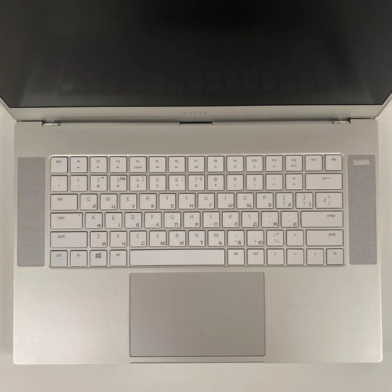 Ігровий ноутбук Б-клас Razer Blade 15 / 15.6" (1920x1080) IPS / Intel Core i7-8750H (6 (12) ядер по 2.2 - 4.1 GHz) / 32 GB DDR4 / 1000 GB SSD / nVidia GeForce RTX 2060, 6 GB GDDR6, 192-bit / WebCam б/в + Подарунок Бездротова миша / USB | Зображення 2