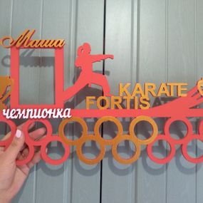 Медальниця карате, тейквондо, айкідо, іменна з поличкою, дерев'яна, тримач для медалей, медальниці