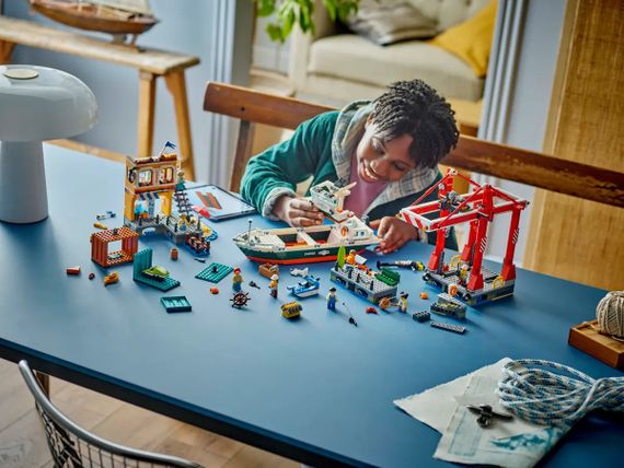 Конструктор LEGO City Морська гавань із вантажним судном 60422 | Зображення 8