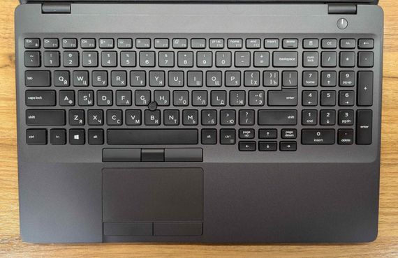 Ультрабук Б-клас Dell Latitude 5500 / 15.6" (1920x1080) IPS / Intel Core i7-8665U (4 (8) ядра по 1.9 - 4.8 GHz) / 8 GB DDR4 / 256 GB SSD / Intel UHD Graphics / USB Type-C / Windows 10 б/в + Подарунок Флеш-накопичувач USB 32 ГБ | Зображення 2
