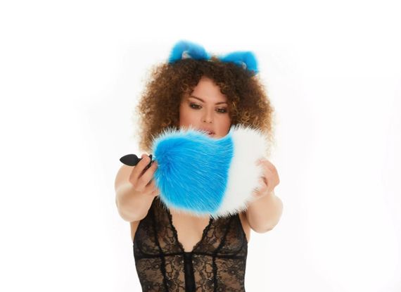 Анальний хутряний хвіст без пробки, Яскраво-синій з білим кінчиком, OKOVA sexstyle | Зображення 3