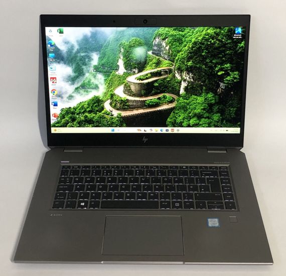 Мобільна робоча станція Б-клас HP ZBook Studio G5 / 15.6" (1920x1080) IPS / Intel Core i7-8750H (6 (12) ядер по 2.2 - 4.1 GHz) / 16 GB DDR4 / 256 GB SSD / nVidia Quadro P1000, 4 GB DDR5, 128-bit / WebCam / Win 11 Pro б/в + Подарунок Накопичувач 64 ГБ | Зображення 1