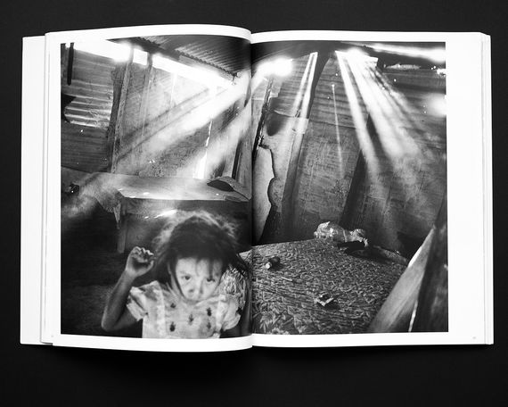 Книга работы известных фотографов Ларри Тоуэлл Larry Towell: El Salvador. Б/У книги про искусство фотографии | Зображення 2