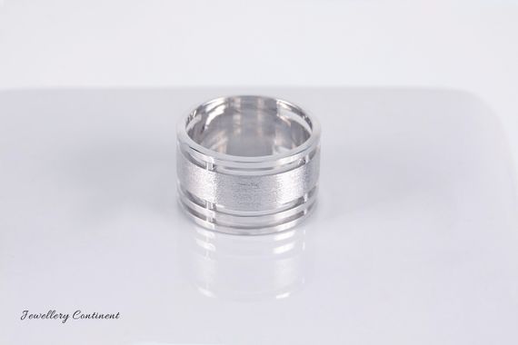 Широкое кольцо из белого золота с матовой поверхностью 18.5