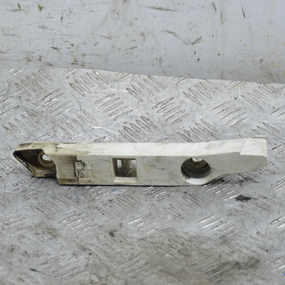 Направляюча переднього бампера права Ford Focus II 2008-2011 Кронштейн бампера права Форд Фокус 8M5117D958AD