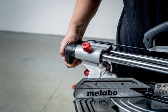 Пила торцовочная Metabo KGS 216 M с протяжкой, 1200Вт, диск 215мм, пропил 70/40мм, 13/4кг (613216000) | Зображення 7
