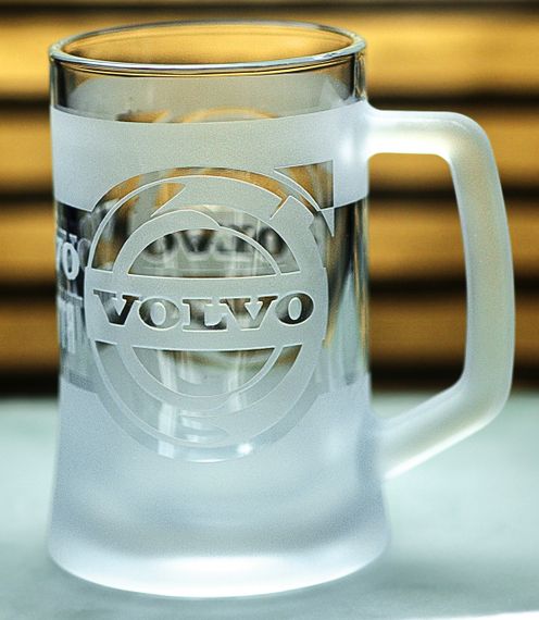 Пивная кружка Volvo 670 мл с гравировкой Подарок автолюбителю Бокал с логотипом авто Вольво и легендарный слоган | Зображення 6