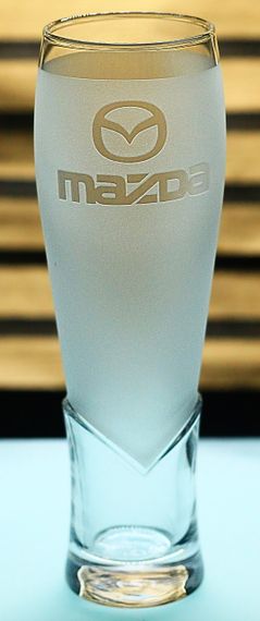 Пивной крафтовый бокал 440 мл с гравировкой Mazda Mazda подарок для автолюбителя кружку для пива