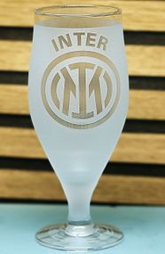 Пивной бокал 500 мл ФК Internazionale Milano Интер на ножке с гравировкой подарок кружка фанату футбола