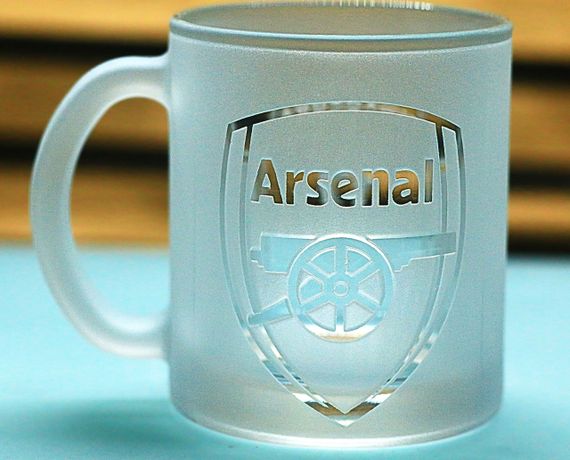 Подарункова скляна чашка для чаю та кави 320 мл з гравіюванням лого ФК Арсенал з номером гравця